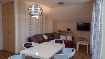 Familienapartment, 2 Schlafzimmer, Küche | Minibar, schallisolierte Zimmer, kostenloses WLAN, Bettwäsche