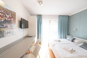 Deluxe tweepersoonskamer, 1 slaapkamer, terras, aan het zwembad | Een minibar, geluiddichte muren, gratis wifi, beddengoed