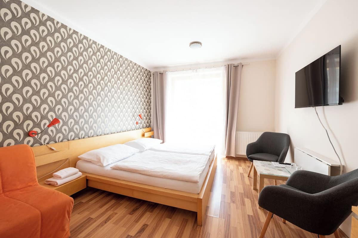 Deluxe tweepersoonskamer, 1 kingsize bed, patio, uitzicht op tuin | 1 slaapkamer, een minibar, geluiddichte muren, gratis wifi