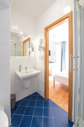 Habitación Deluxe doble, 1 habitación, terraza, junto a la piscina | Baño | Secador de pelo y toallas