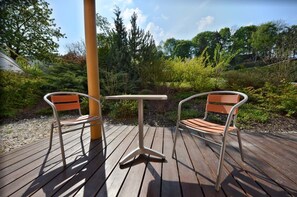 Deluxe Double Room, 1 King Bed, Patio, Garden View | Minibar, soundproofing, free WiFi, bed sheets