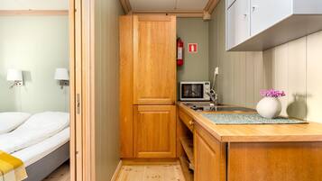 Kjøleskap, kokeplater, kaffetrakter/tekoker og vannkoker