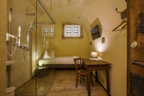 Basic Single Room | Desk, laptop workspace, iron/ironing board, free WiFi - Hotel Fronfeste (Amberg)