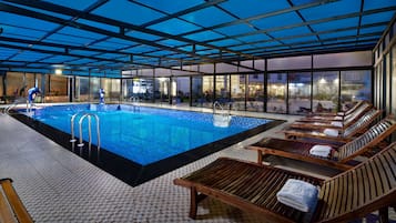 Indoor pool, sun loungers