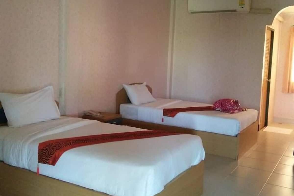 Basic Twin Room | Desk, free WiFi, bed sheets