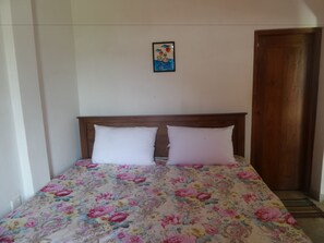 Deluxe Double Room, Lake View, Lakeside - CoCoWorld Bungalow (Panduwasnuwara)