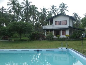 Outdoor pool, sun loungers - CoCoWorld Bungalow (Panduwasnuwara)