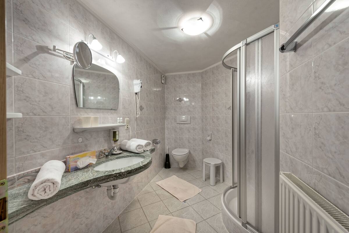 comfort double room (panorama) | bathroom | shower, free toiletries, hair dryer, bathrobes