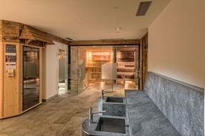 Een sauna, een bubbelbad, een stoombad, lichaamsbehandelingen