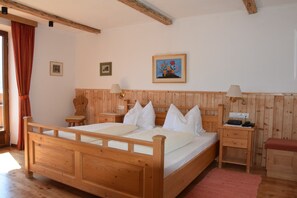 Panoramic Double Room (NATURA) | In-room safe, desk, blackout curtains, cots/infant beds - Hotel Alpenland (Moso in Passiria)