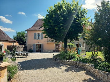 Property entrance. Au pays de Jacquou