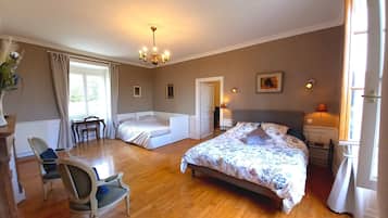 Familie suite | Luxe beddengoed, individueel gedecoreerd, individueel gemeubileerd