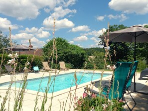Seasonal outdoor pool, pool umbrellas, sun loungers - Au pays de Jacquou (Fossemagne)