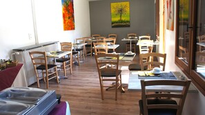 Frukostbuffé varje dag (EUR 8.50 per person)