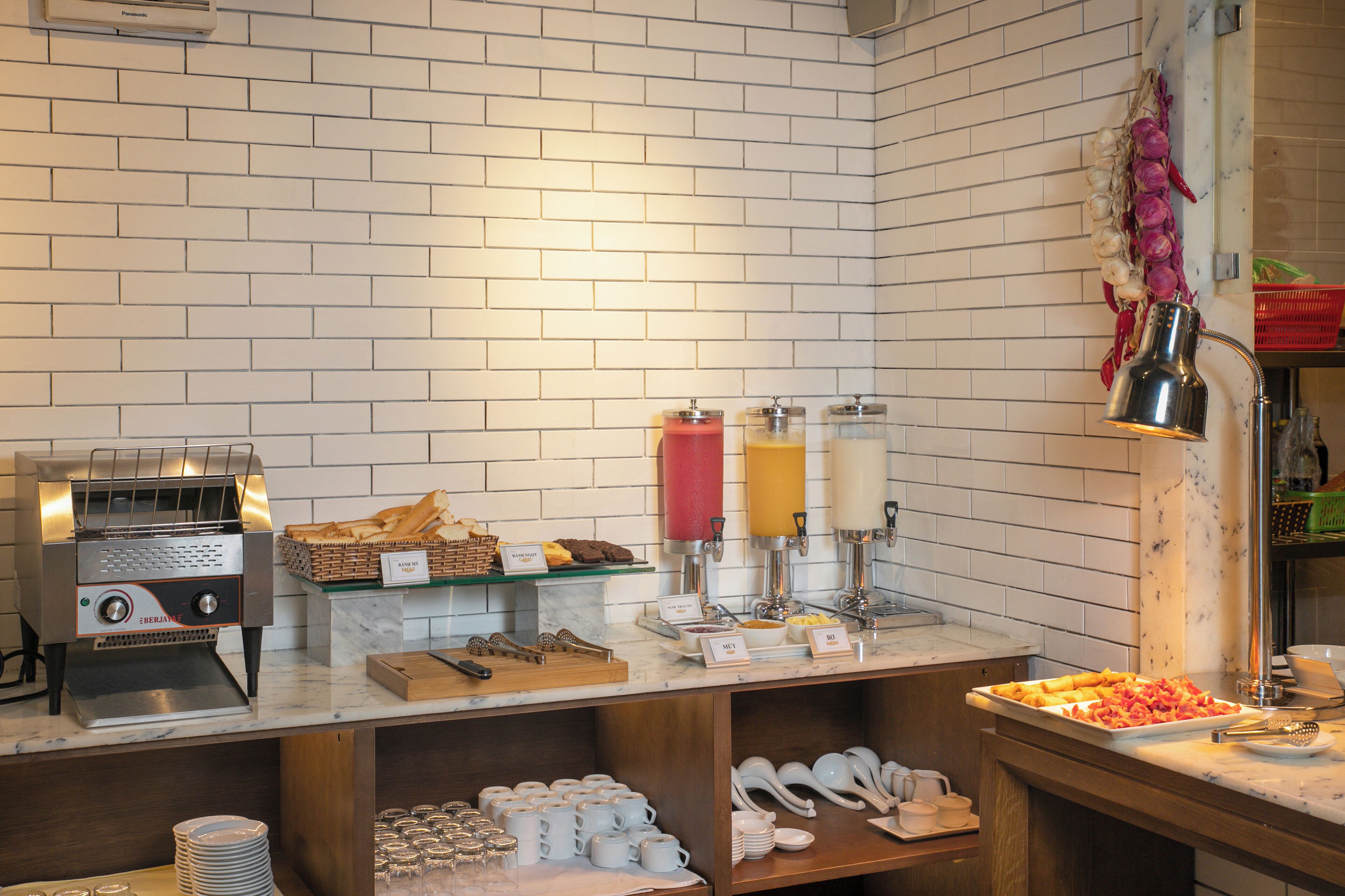 daily local cuisine breakfast (vnd 100000 per person)