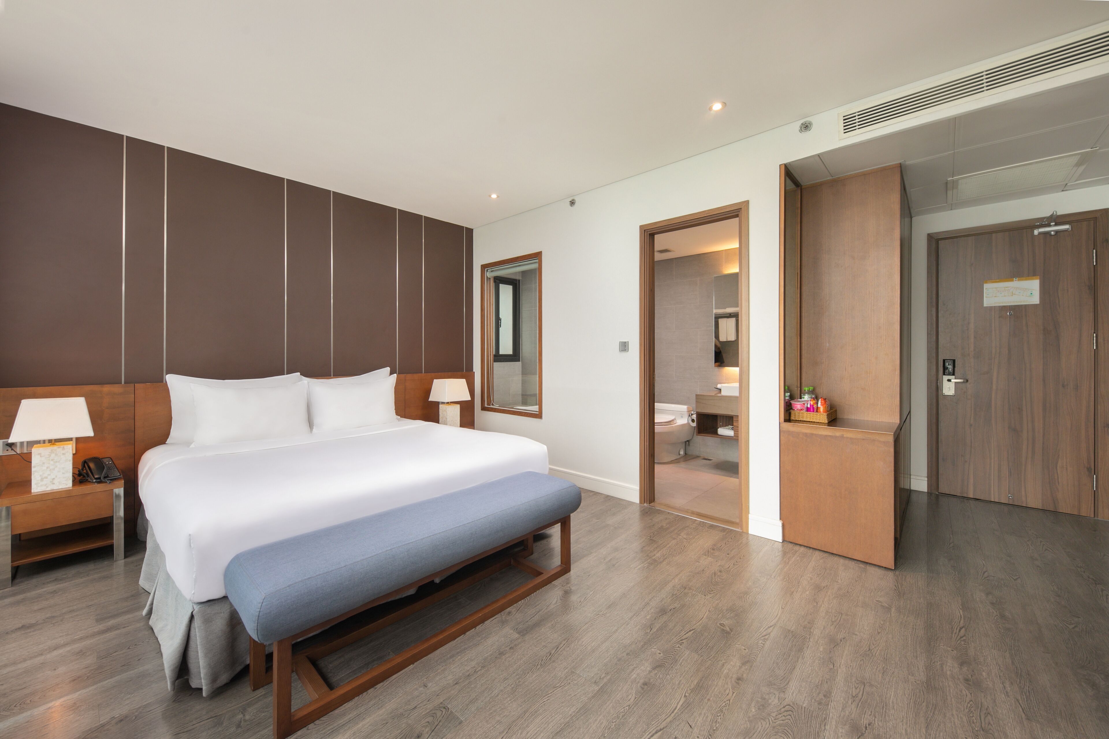 grand double room, 1 king bed, non smoking, bathtub | 1 bedroom, premium bedding, pillow-top beds, minibar