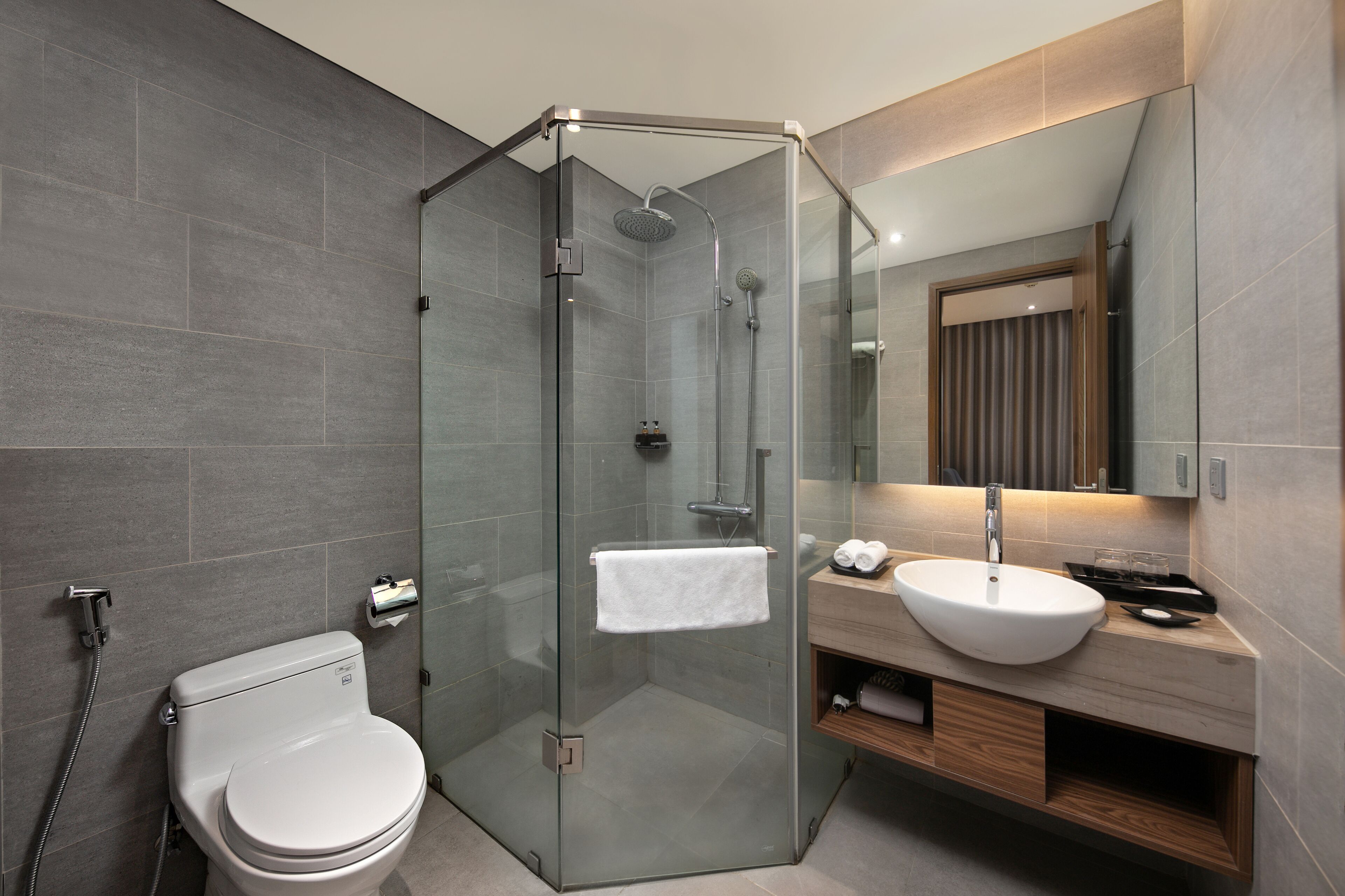 superior double room, non smoking | bathroom | designer toiletries, hair dryer, slippers, bidet