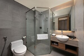 Superior Double Room, Non Smoking | Bathroom | Designer toiletries, hair dryer, slippers, bidet - Avora Hotel (Da Nang)