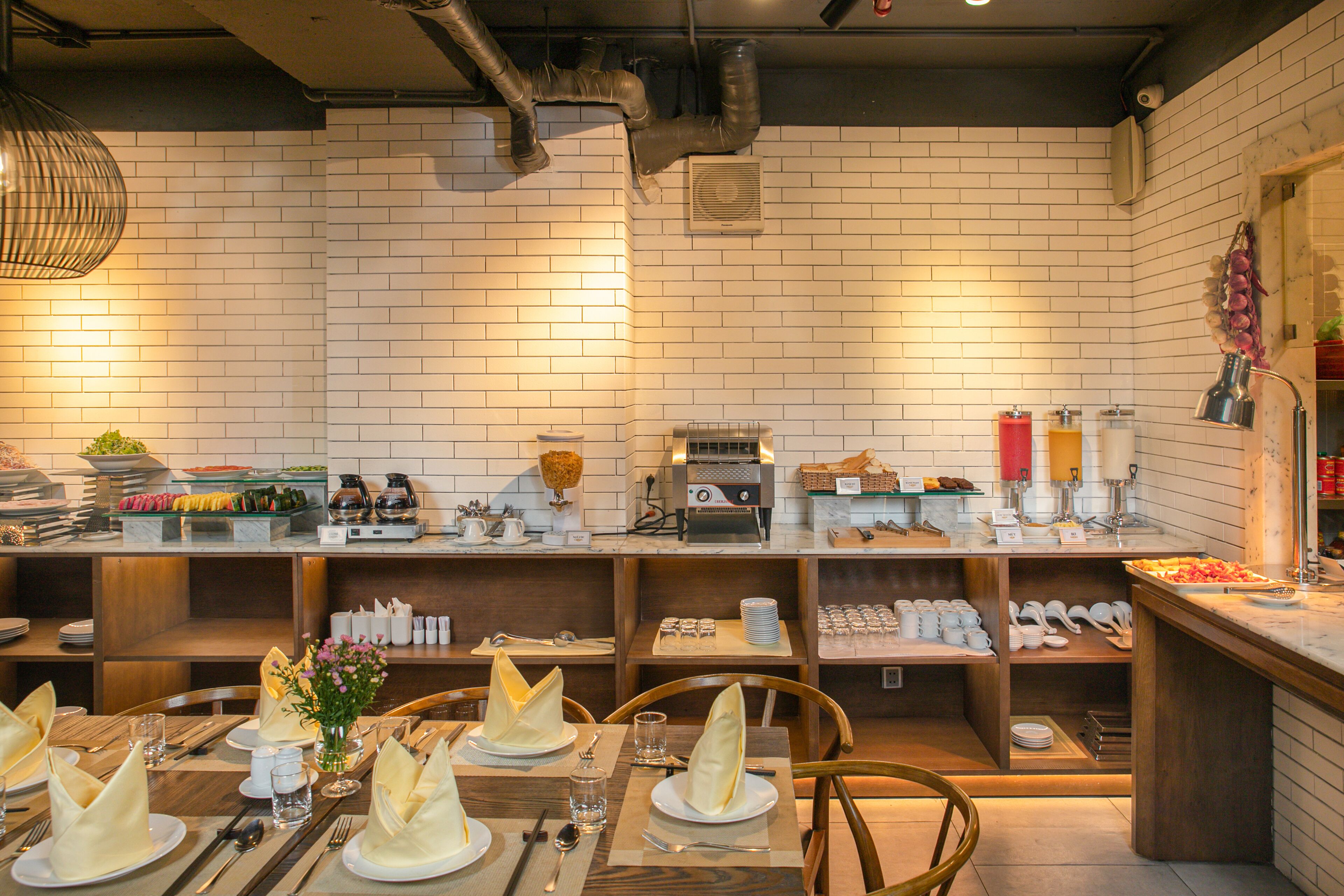 breakfast, lunch, dinner served; local and international cuisine