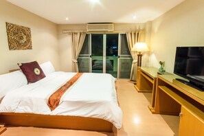 VÀrdeförvaringsskÄp pÄ rummet, skrivbord och mörklÀggningsgardiner