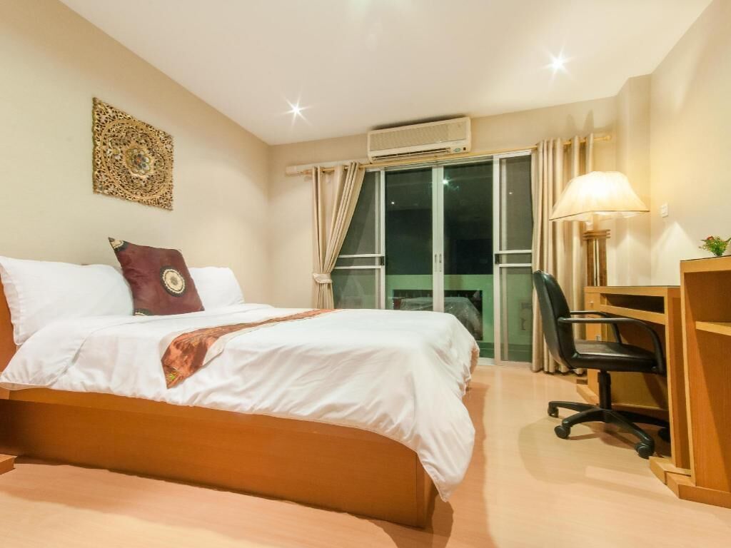 Pengeskab på værelset, skrivebord, mørklægningsgardiner, gratis Wi-Fi