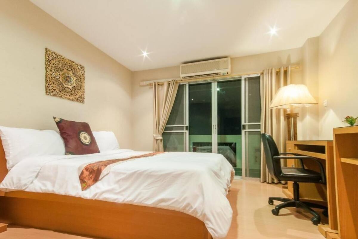 Pengeskab på værelset, skrivebord, mørklægningsgardiner, gratis Wi-Fi