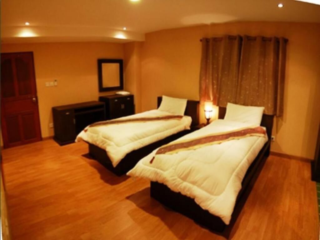 Pengeskab på værelset, skrivebord, mørklægningsgardiner, gratis Wi-Fi