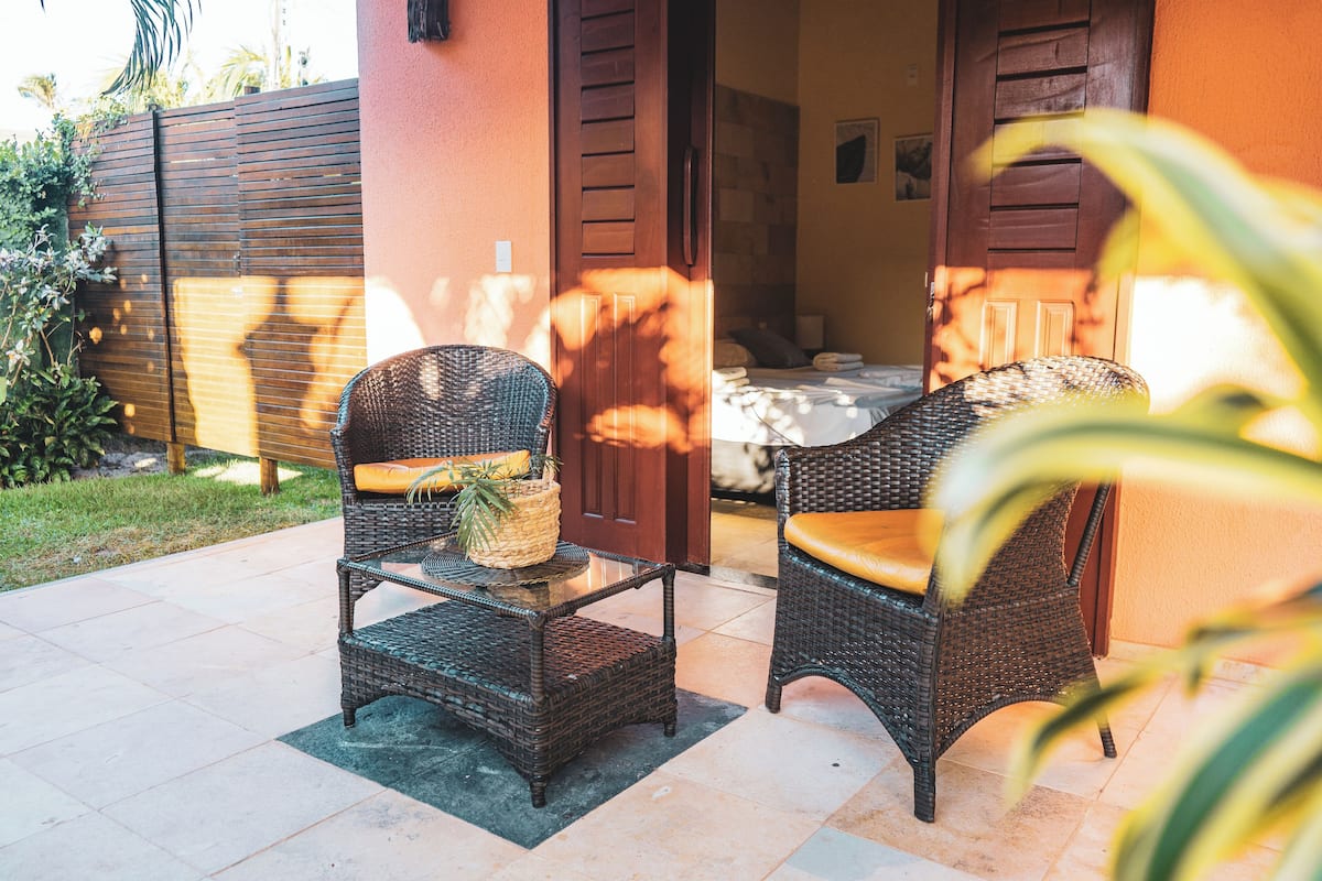 Comfort Room, 1 Bedroom, Private Bathroom, Ground Floor (com ventilador) | Living area