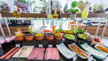 Frokost med lokale retter er inkludert hver dag