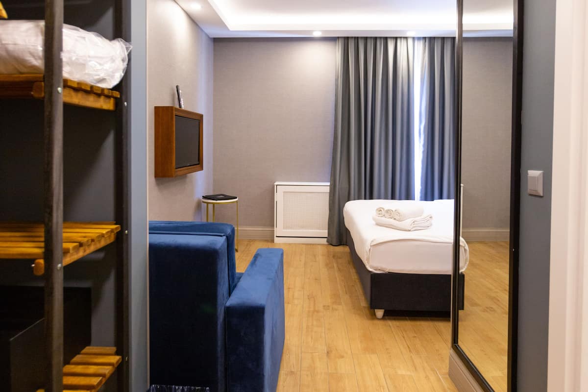 deluxe room | premium bedding, minibar, in-room safe, laptop workspace