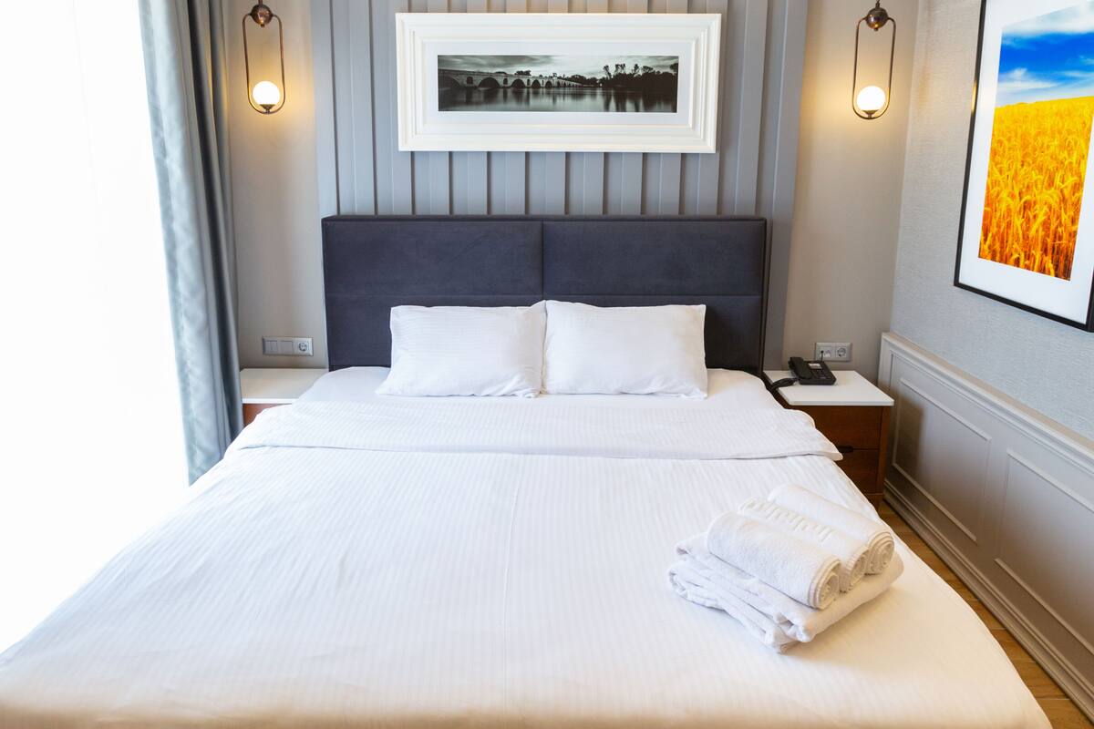 deluxe room | premium bedding, minibar, in-room safe, laptop workspace