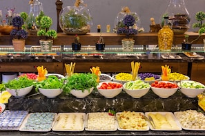Café da manhã com pratos da culinária local grátis todos os dias