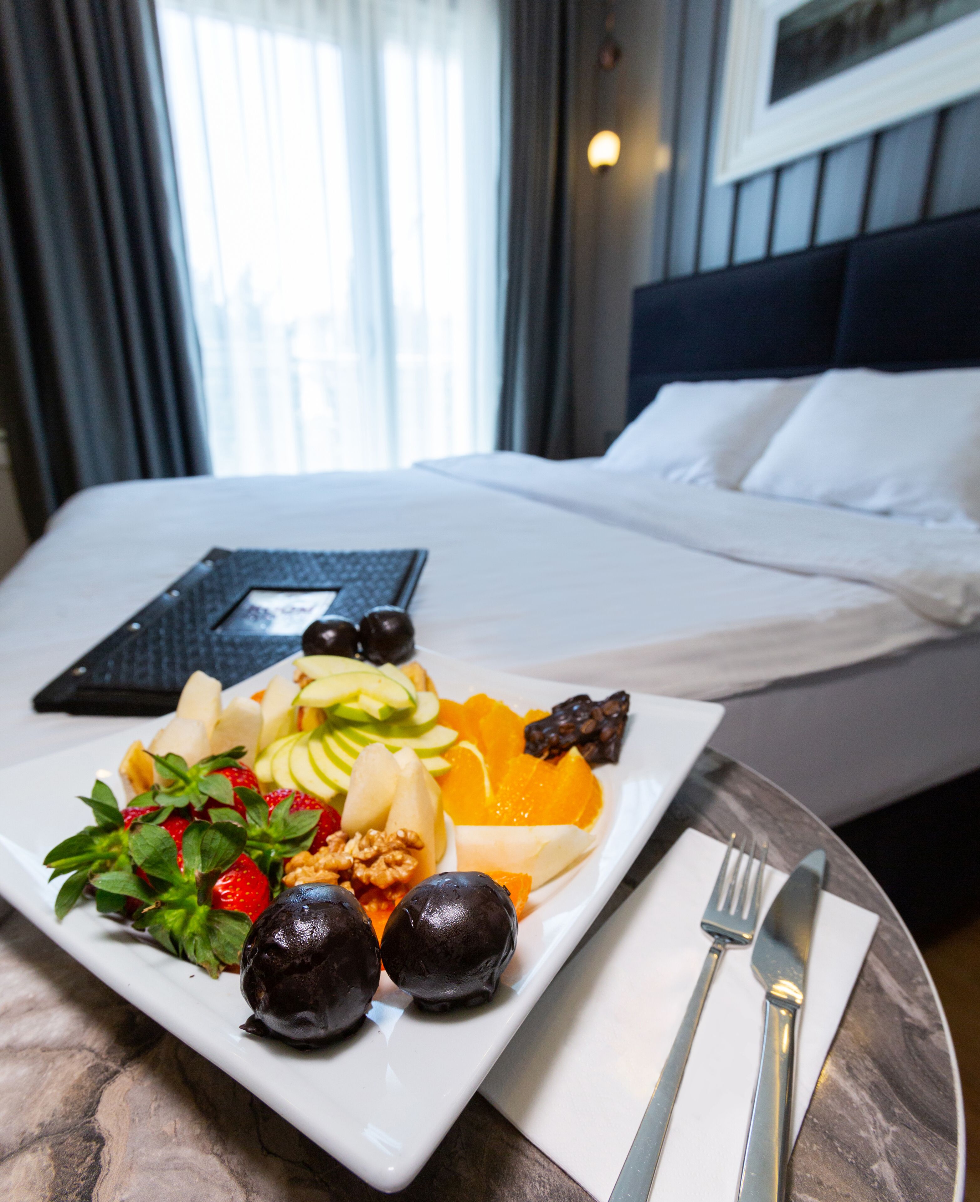 deluxe room | premium bedding, minibar, in-room safe, laptop workspace