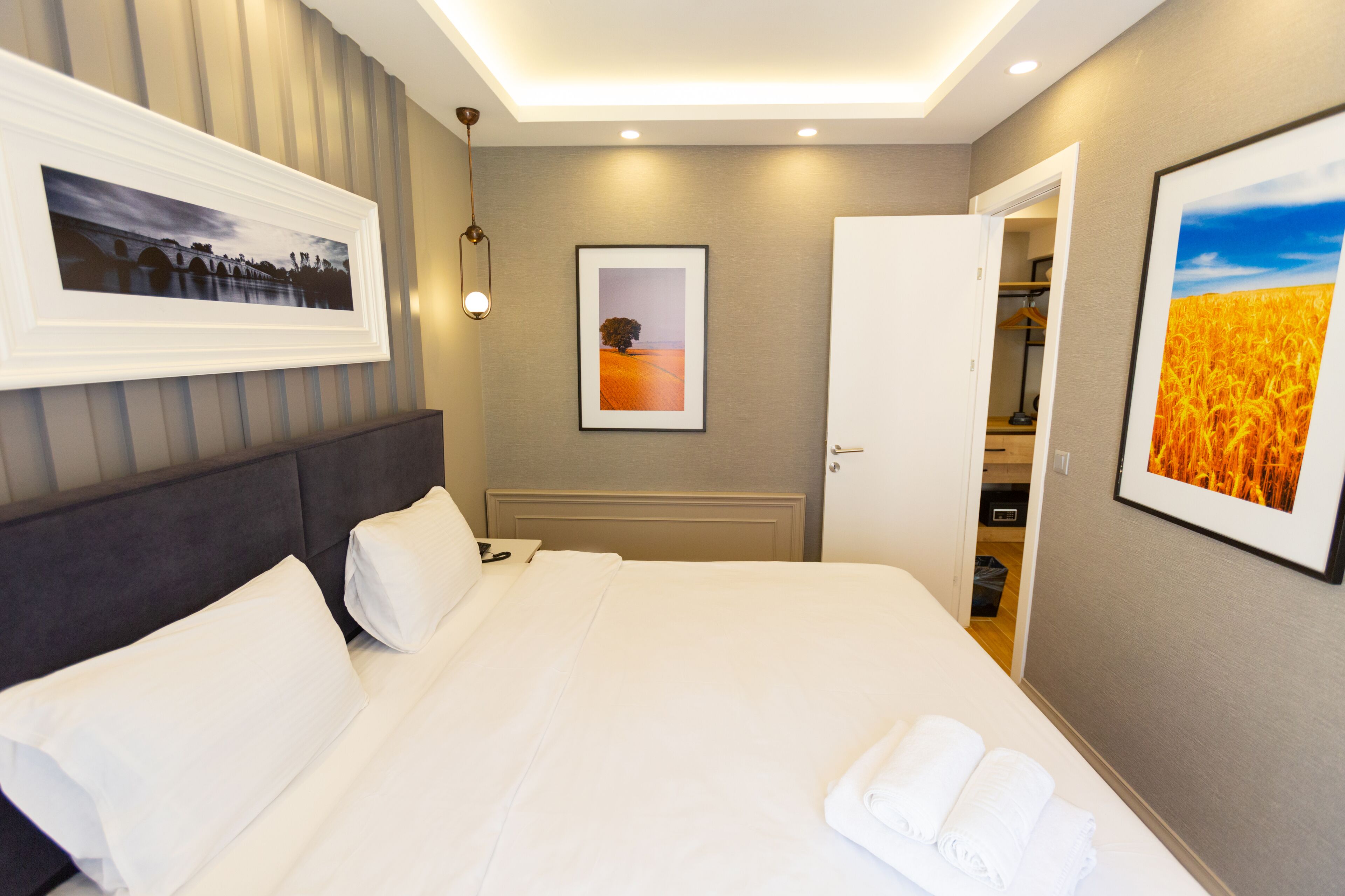 executive suite | premium bedding, minibar, in-room safe, laptop workspace