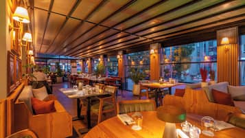 Déjeuner et dîner servis sur place