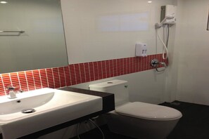 Standard Double Room | Bathroom | Shower, free toiletries, hair dryer, towels - The Sixnature Resort Bangsaen (Chonburi)