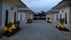 A row of white buildings with small front yards and street lamps. - The Sixnature Resort Bangsaen (Chonburi)
