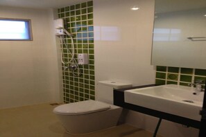 Ein Badezimmer mit Toilette, Waschbecken und Dusche.