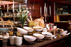 供應早餐、午餐、晚餐；本地菜