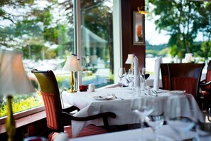 Breakfast, lunch, dinner served; local cuisine  - The Lodge at Harvey's Point (Donegal)