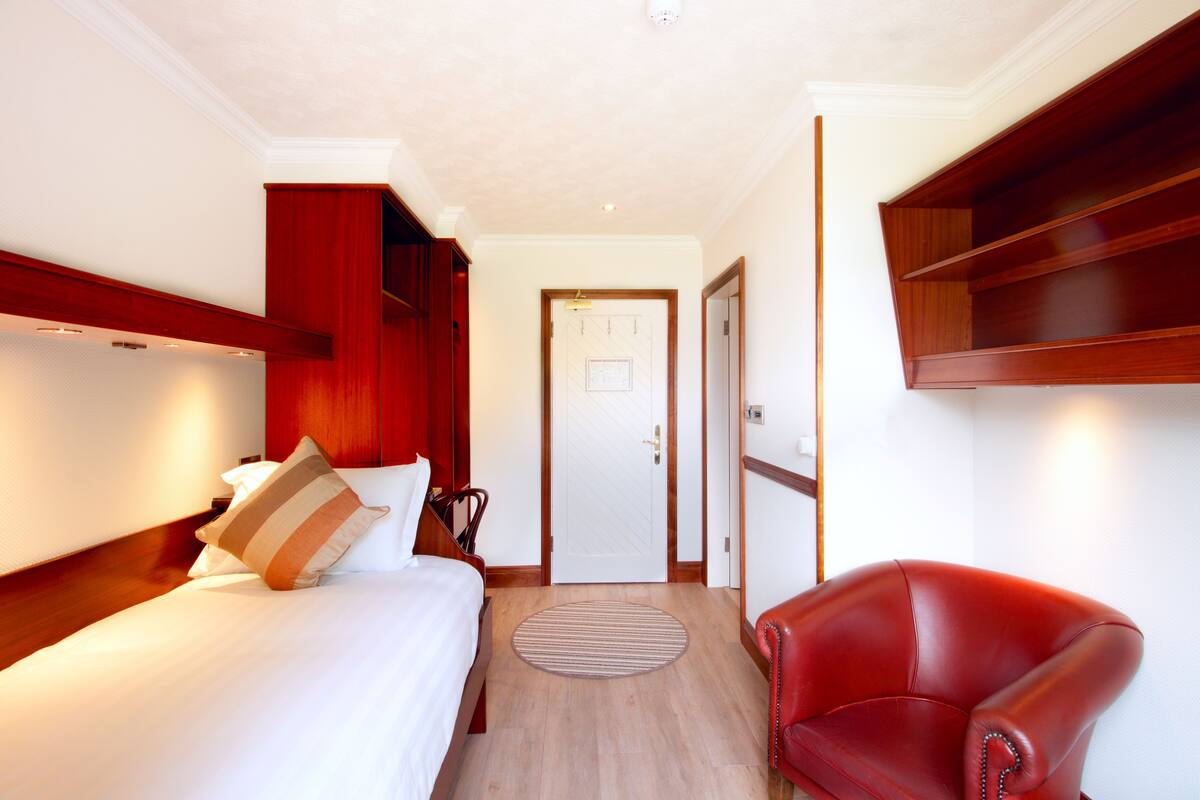 Single Room (Annex  2 -mins walk from the main hotel) | In-room safe, desk, iron/ironing board, WiFi (free)