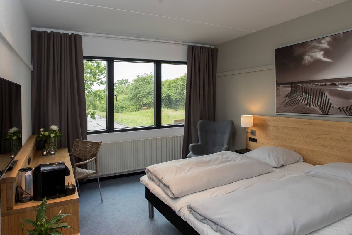 standard double room | premium bedding, desk, iron/ironing board, cots/infant beds