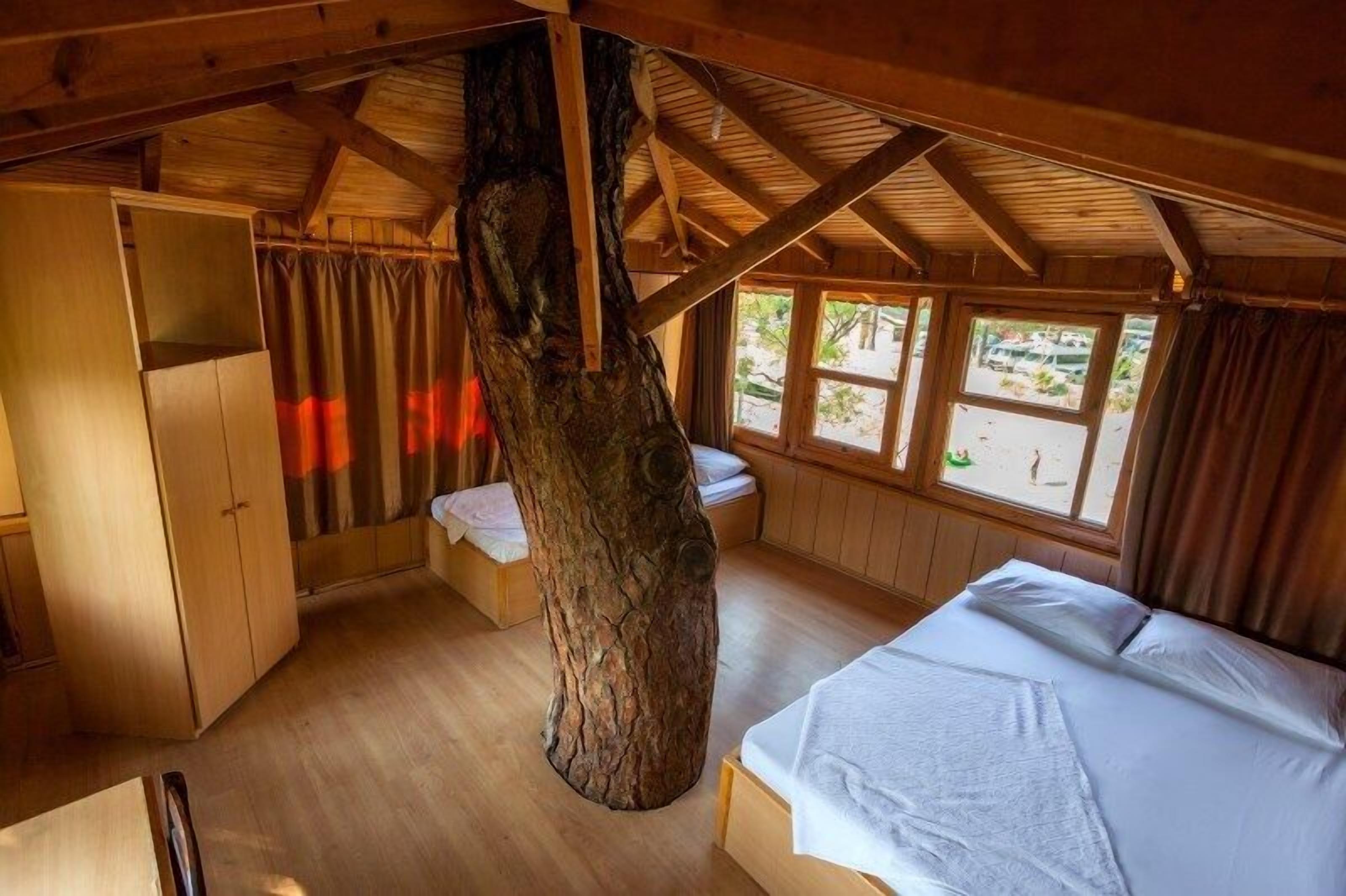 Tree House | In-room safe, desk, free cribs/infant beds, rollaway beds