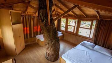Tree House | In-room safe, desk, free cribs/infant beds, rollaway beds