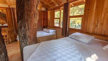 Trehytte | Safe på rommet, skrivebord og barnesenger (inkludert)