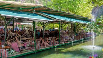 Frokost, lunsj og middag serveres