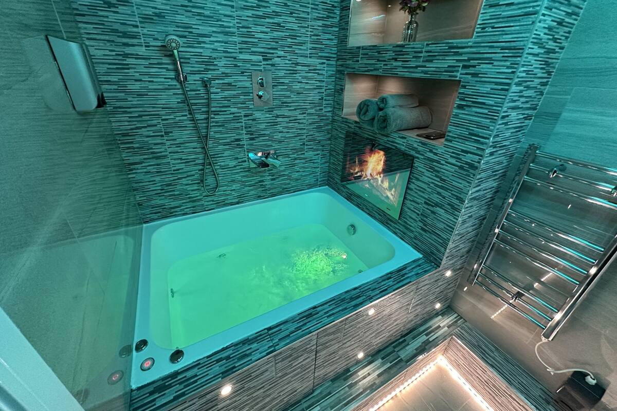 Indoor spa tub