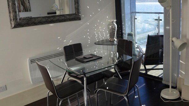 Căn hộ, phòng tắm riêng (Liverpool City Apartment) | Khu ăn uống