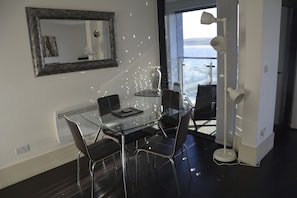 Apartamento, banheiro privativo | Restaurante