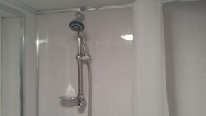 Apartemen | Shower kamar mandi
